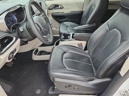 Used 2023 Chrysler Pacifica Touring-L FWD image 18