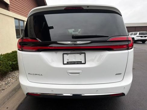 Used 2025 Chrysler Pacifica Select AWD/4WD image 15