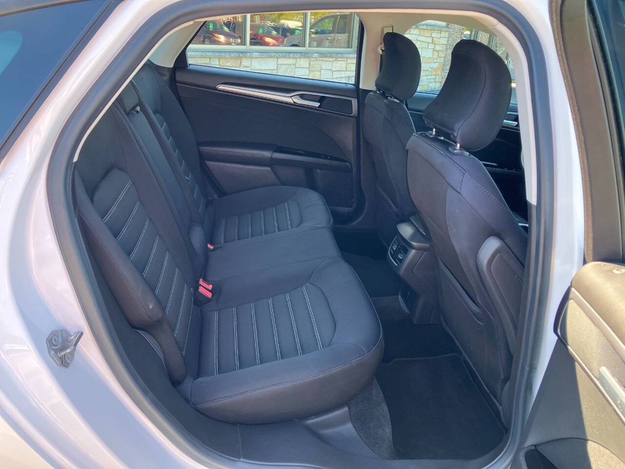 Used 2015 Ford Fusion SE FWD image 16