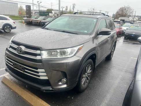 Used 2017 Toyota Highlander XLE AWD/4WD image 2