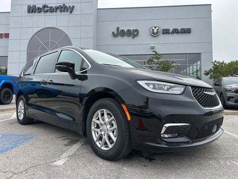 New 2026 Chrysler Pacifica Select image 1