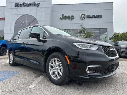 New 2026 Chrysler Pacifica Select