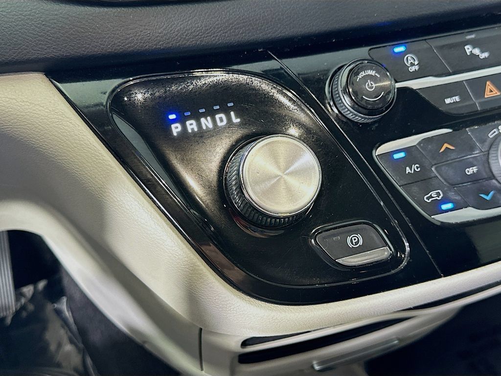 Used 2018 Chrysler Pacifica Touring-L w/ Premium Audio Group FWD image 34