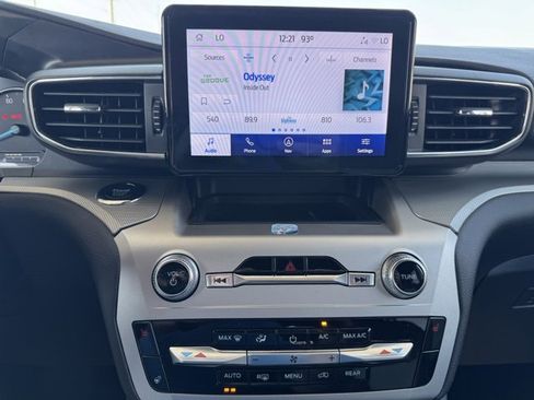 Used 2022 Ford Explorer XLT w/ Equipment Group 202A image 8