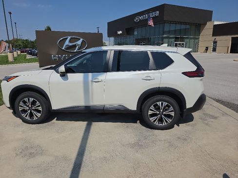 Used 2023 Nissan Rogue SV FWD image 8