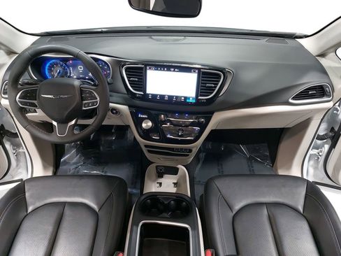 Used 2024 Chrysler Pacifica Touring-L image 9