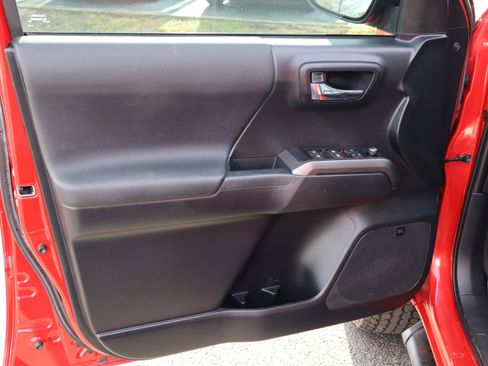 Used 2018 Toyota Tacoma TRD Off-Road w/ TRD Premium Off Road Package image 19