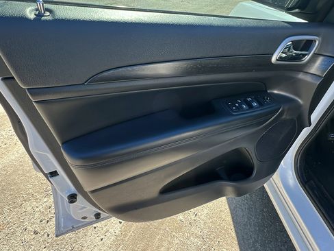 Used 2018 Jeep Grand Cherokee Altitude image 14