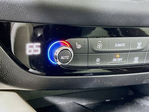 Used 2021 Buick Enclave Essence AWD/4WD image 19