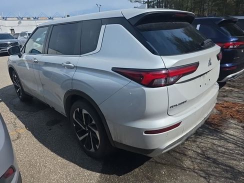 Used 2022 Mitsubishi Outlander SE image 3