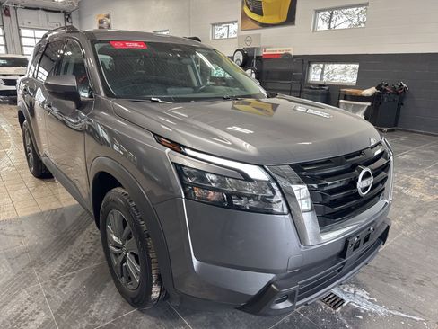 Certified 2025 Nissan Pathfinder SV image 19