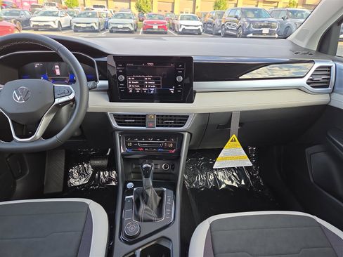 New 2025 Volkswagen Taos SE image 17