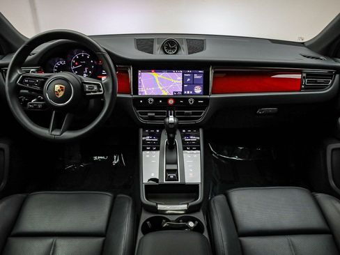 Certified 2025 Porsche Macan image 16