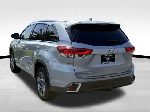 Used 2017 Toyota Highlander Limited Platinum w/ Carpet Mat Package FWD image 4