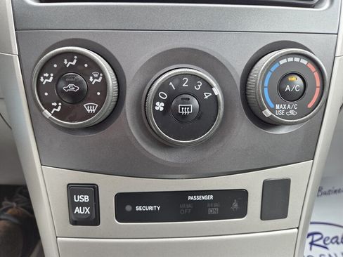 Used 2012 Toyota Corolla LE FWD image 18
