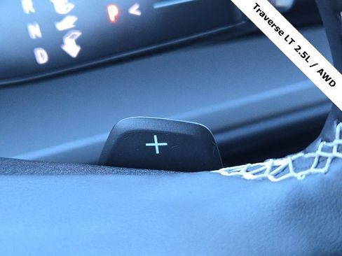 Used 2025 Chevrolet Traverse LT image 32