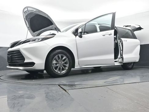 Used 2025 Toyota Sienna LE image 48