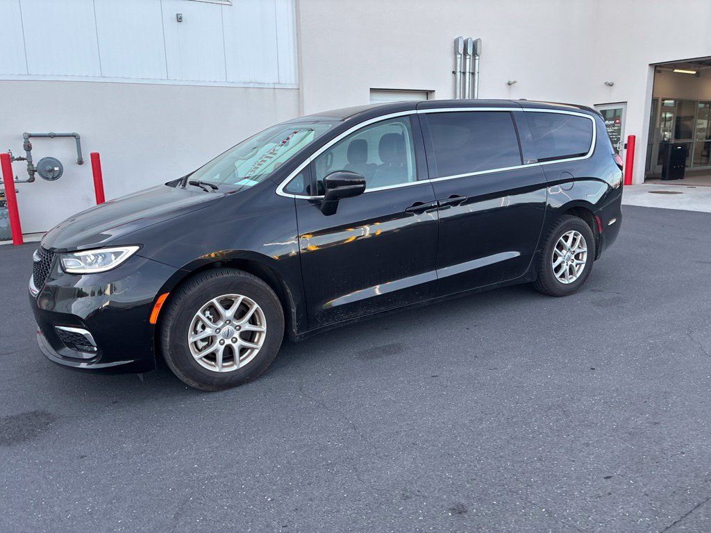 Used 2023 Chrysler Pacifica Touring-L FWD image 17