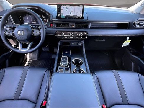 Used 2025 Honda Pilot Touring image 7
