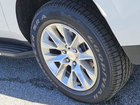 Used 2023 Chevrolet Suburban Premier image 7