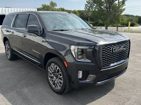 Used 2023 GMC Yukon XL Denali Ultimate AWD/4WD image 2