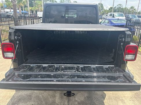 Used 2023 Jeep Gladiator Sport AWD/4WD image 7