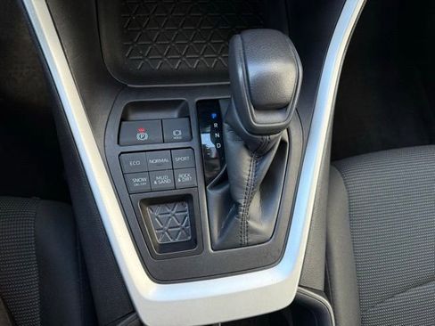 Used 2022 Toyota RAV4 LE w/ Carpet Mat Package (TMS) AWD/4WD image 10