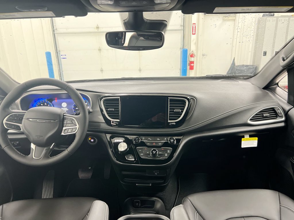 New 2027 Chrysler Pacifica Select AWD/4WD image 10