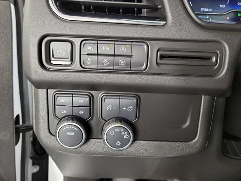 Used 2023 Chevrolet Suburban Z71 w/ Luxury Package AWD/4WD image 29