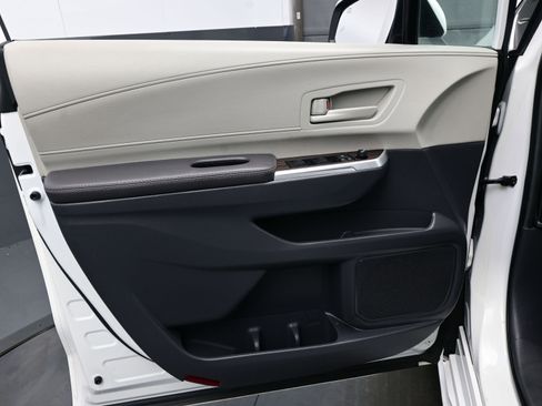 Used 2024 Toyota Sienna LE image 9