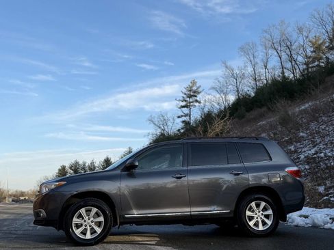 Used 2012 Toyota Highlander SE w/ Tow Pkg image 6