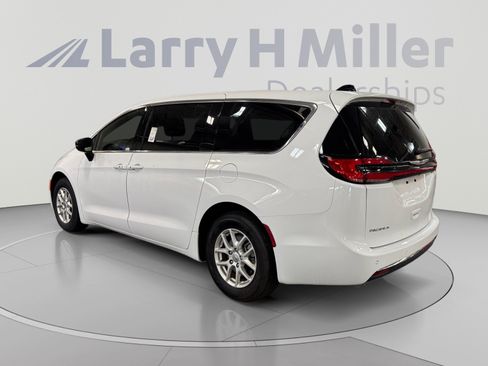 Used 2025 Chrysler Pacifica Select FWD image 3
