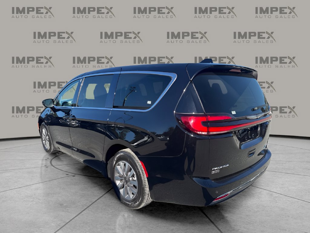 Used 2024 Chrysler Pacifica Limited FWD image 3