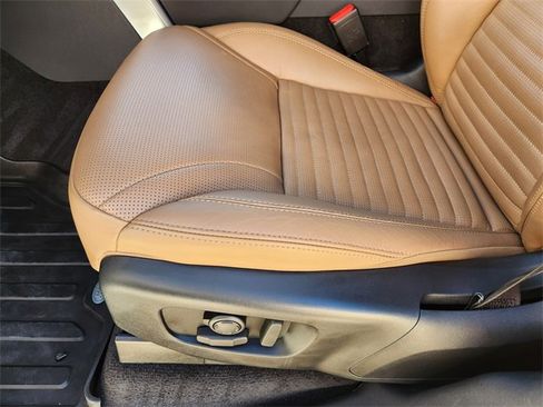 Used 2024 Land Rover Discovery Dynamic SE image 23