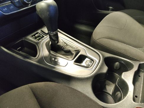 Used 2019 Jeep Cherokee Latitude w/ Popular Appearance Group image 26