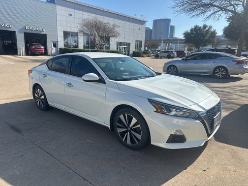 Used 2021 Nissan Altima 2.5 SV image 1