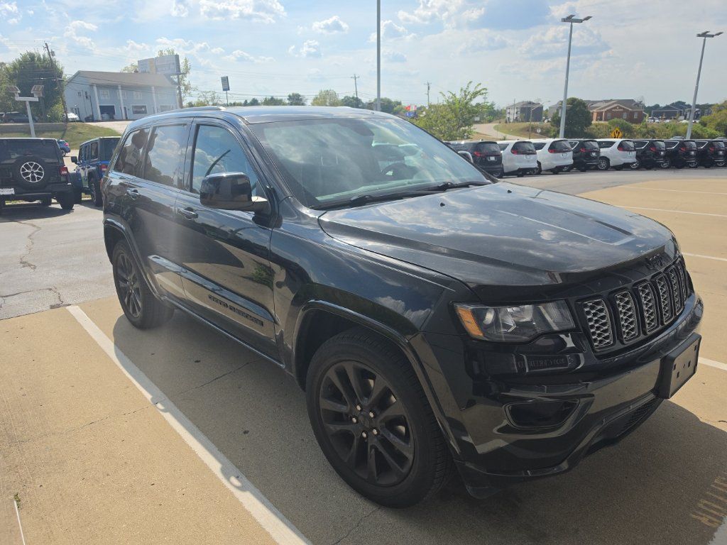 Used 2019 Jeep Grand Cherokee Altitude RWD image 3
