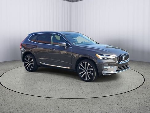 Used 2023 Volvo XC60 B5 Ultimate w/ Climate Package image 2