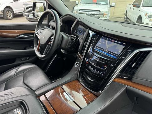 Used 2017 Cadillac Escalade Luxury image 16