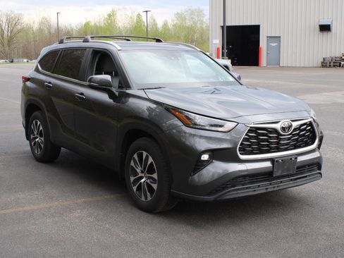 Used 2023 Toyota Highlander XLE AWD/4WD image 3