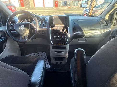 Used 2018 Dodge Grand Caravan SE w/ UConnect Hands-Free Group image 15
