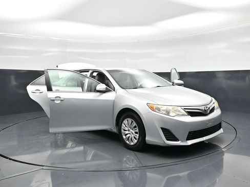 Used 2014 Toyota Camry LE FWD image 25