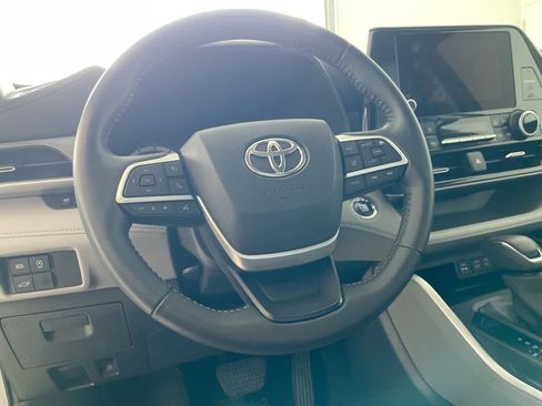 Used 2023 Toyota Highlander LE AWD/4WD image 14