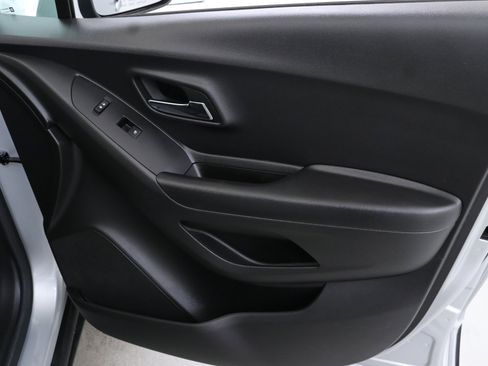 Used 2022 Chevrolet Trax LT w/ LT Convenience Package image 29