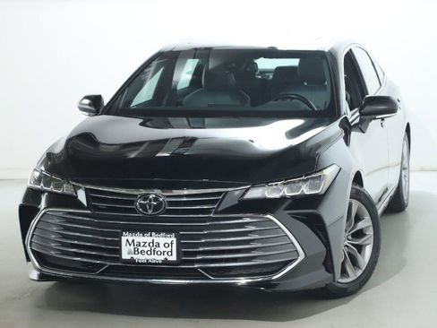 Used 2019 Toyota Avalon XLE w/ Moonroof Package image 2