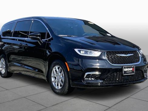 New 2026 Chrysler Pacifica Select image 2