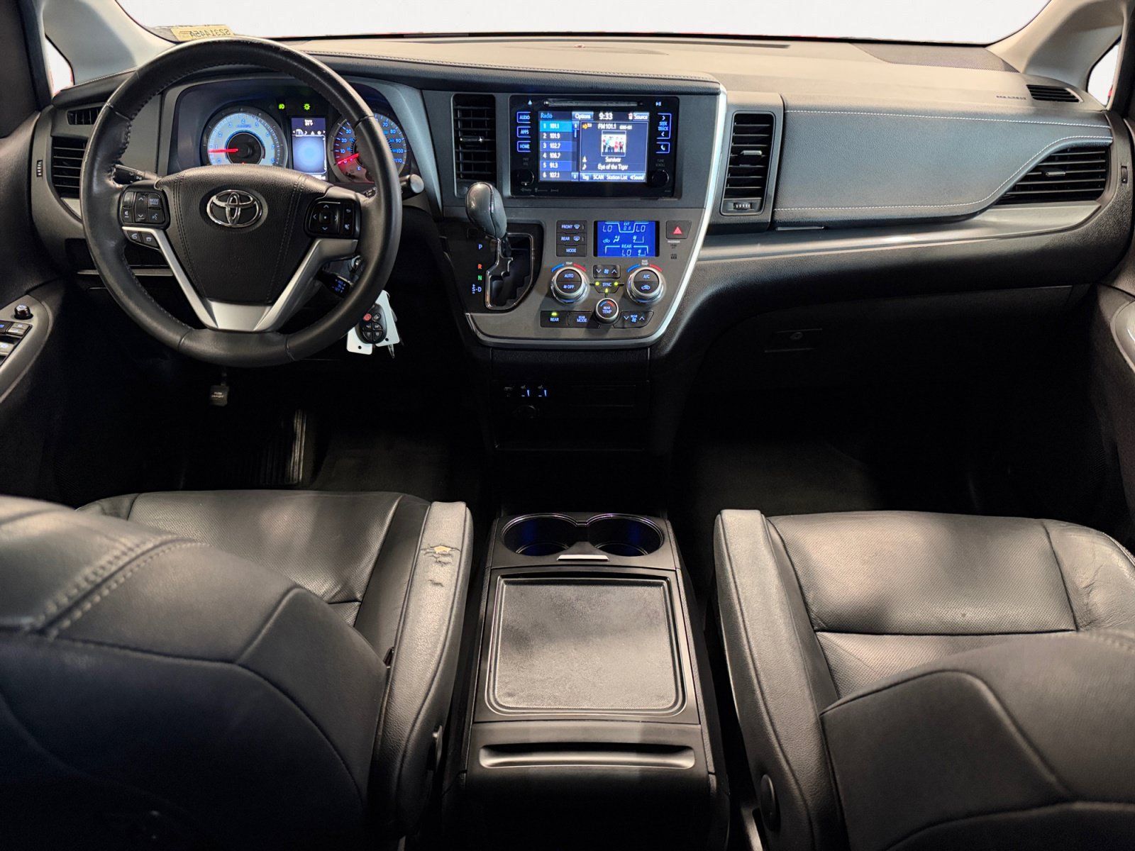 Used 2017 Toyota Sienna SE FWD image 3
