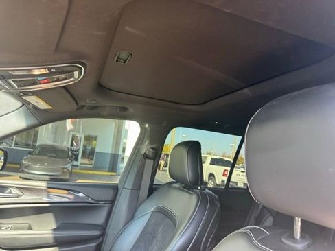 Used 2023 Jeep Grand Cherokee Altitude image 3