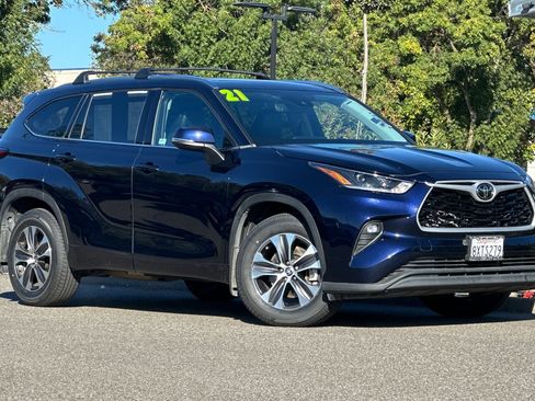 Used 2021 Toyota Highlander XLE image 2