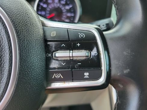 Used 2024 Kia Carnival EX FWD image 31